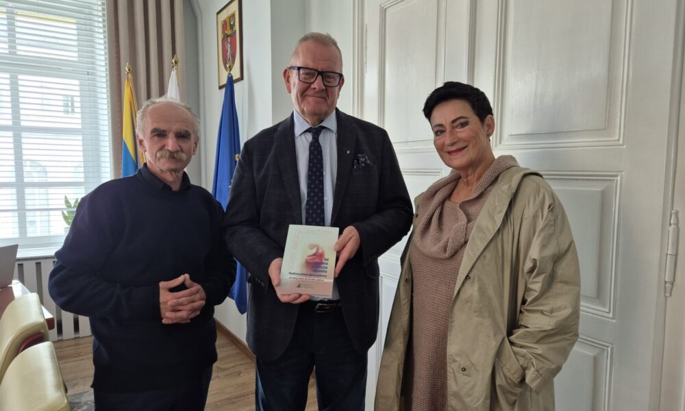 wspólne zdjęcie z wręczenia publikacji