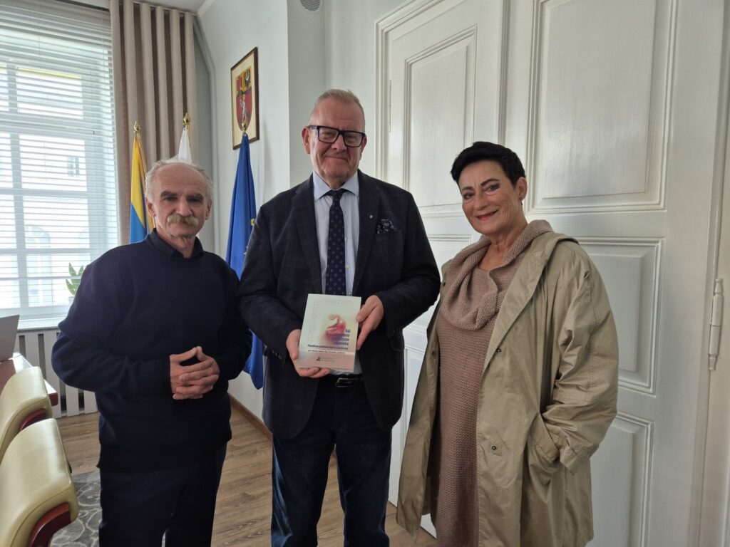 wspólne zdjęcie z wręczenia publikacji