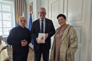 wspólne zdjęcie z wręczenia publikacji