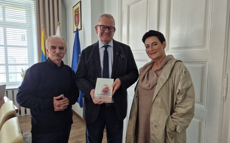wspólne zdjęcie z wręczenia publikacji