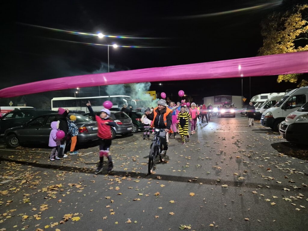 uczestnicy wjeżdżający na metę