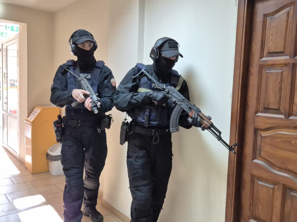 policja z bronią