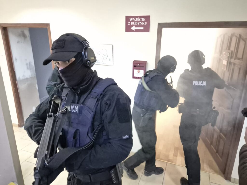 policja z bronią
