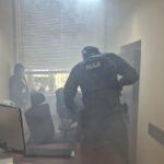 policja z bronią