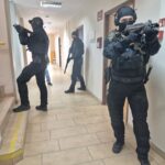 policja z bronią
