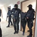 policja z bronią