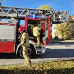 wozy strażackie, strażacy wysiadają