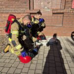 strażacy ubierają stroje
