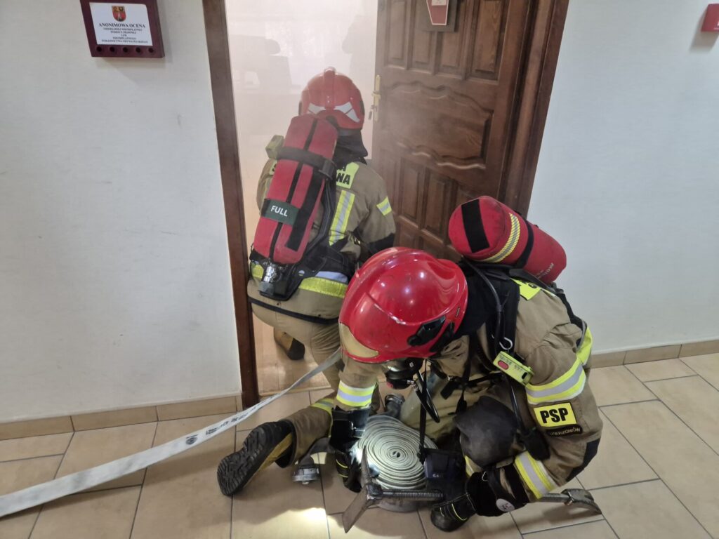 straż pożarna wchodzi do pomieszczenia