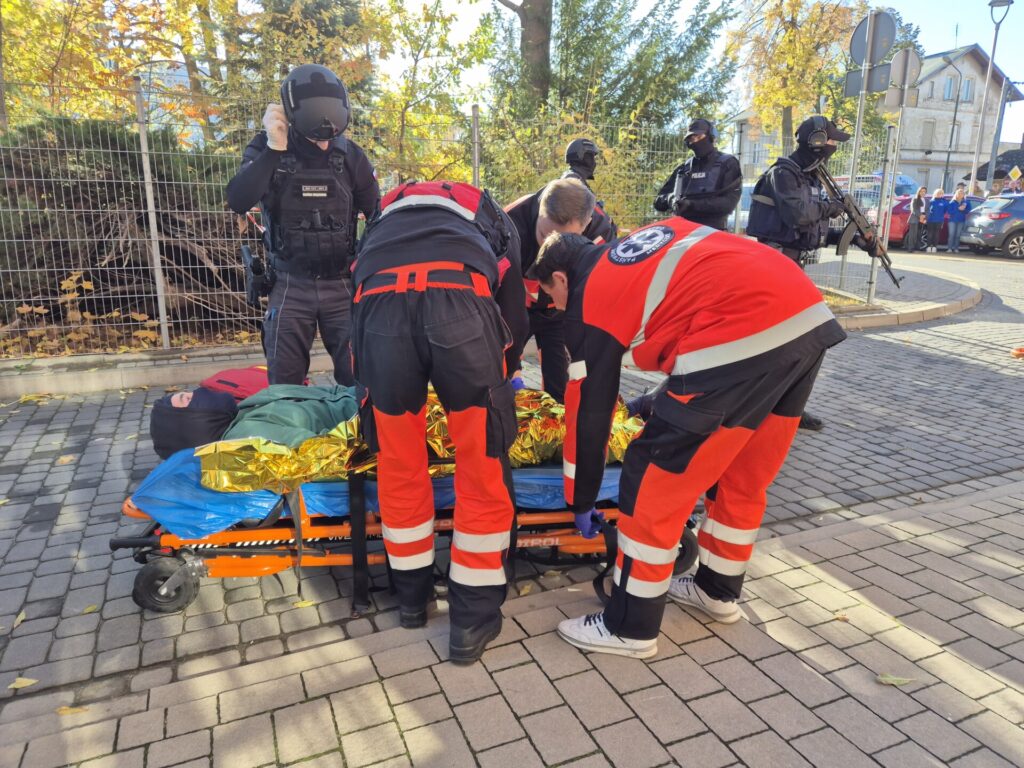 pomoc poszkodowanemu więźniowi