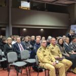 przedstawiciele samorządów i służb siedzą na sali
