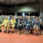 przedstawiciele samorządów i służb siedzą na sali