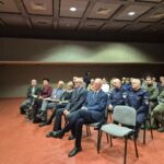 przedstawiciele samorządów i służb siedzą na sali