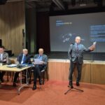 prowadzący konferencję