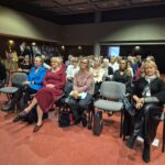 zaproszeni goście siedzą na krzesłach