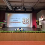 80-lecie widok na scenę i dyrektor na scenie