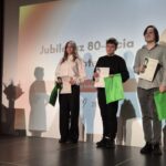 grupowe zdjęcie dyrektor z trzema nagrodzonymi uczniami