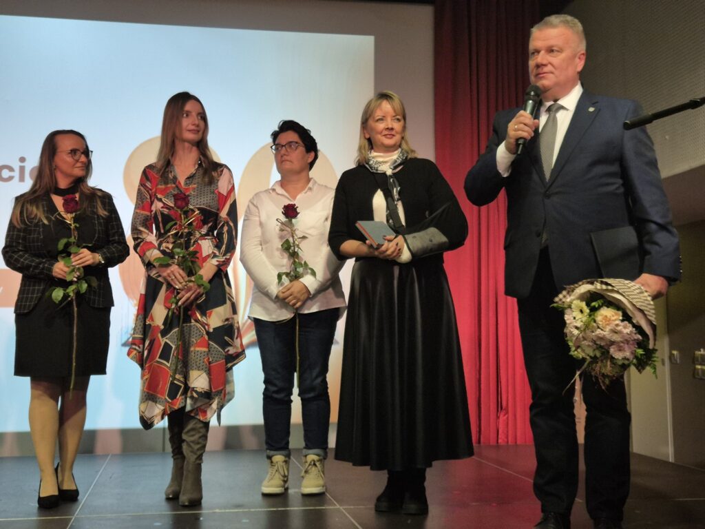 burmistrz i jego zastępczyni wręczają podziękowania
