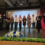 burmistrz i jego zastępczyni wręczają podziękowania