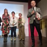 wicestarosta wręcza podziękowania