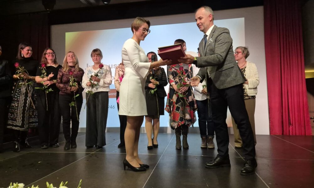 wicestarosta wręcza podziękowania