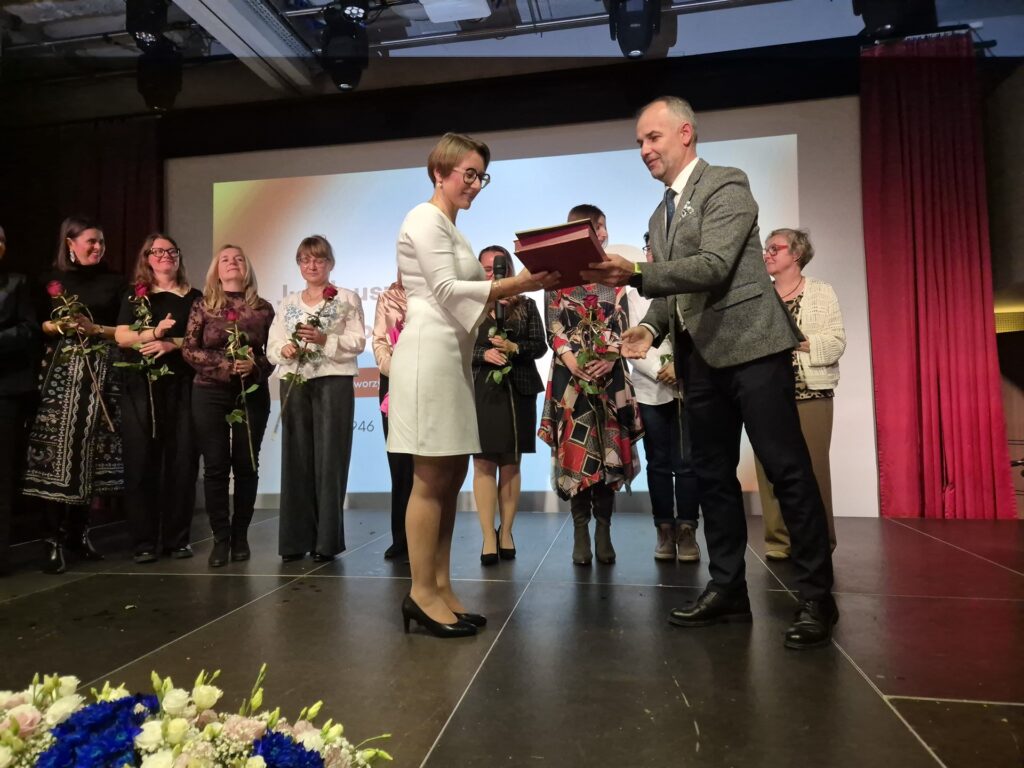 wicestarosta wręcza podziękowania