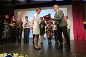 wicestarosta wręcza podziękowania