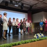 zaproszeni goście wręczają podziękowania