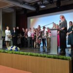 zaproszeni goście wręczają podziękowania