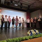 goście wręczają podziękowania