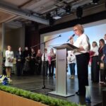 dyrektorzy szkół wręczają podziękowania