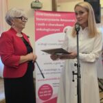 sekretarz przemawia, obok przewodnicząca amazonek