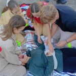 młodzi strażacy ćwiczą, ratowanie po wypadku