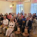 grupowe zdjęcie, zaproszeni goście na krzesłach