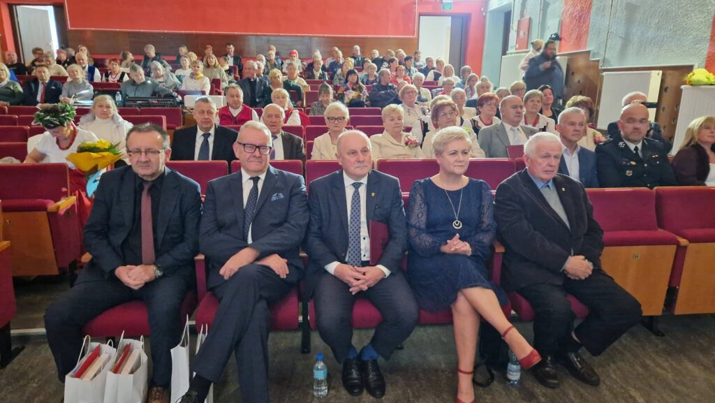 przedstawiciele samorządu siedzą na widowni