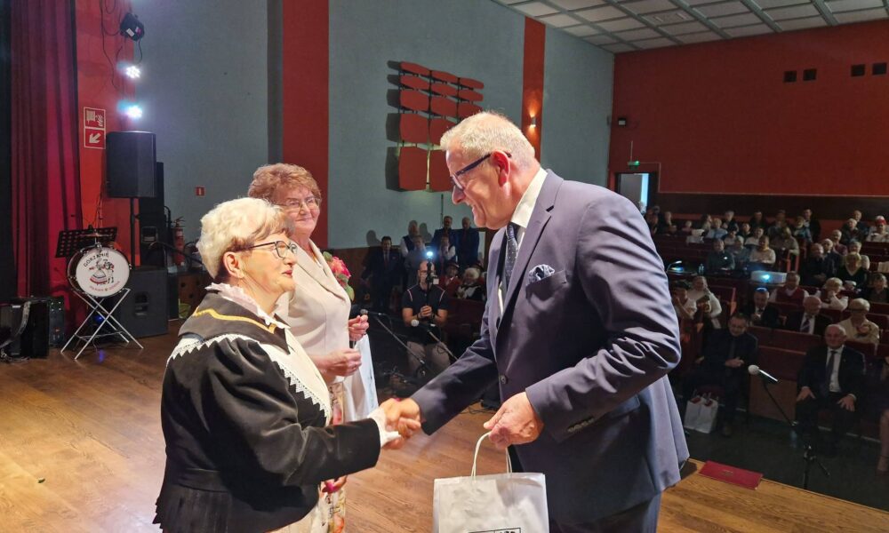 starosta wręcza gratulacje dla przedstawicielek zespołów