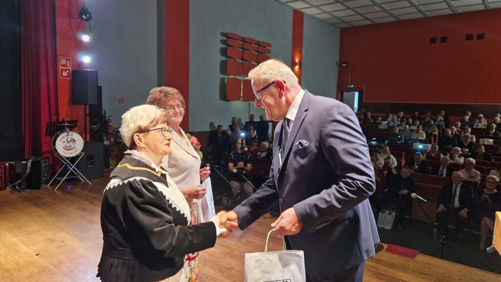 starosta wręcza gratulacje dla przedstawicielek zespołów