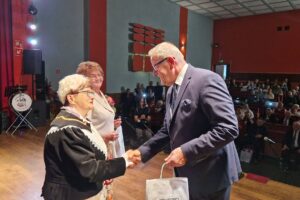 starosta wręcza gratulacje dla przedstawicielek zespołów