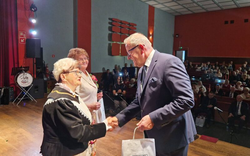 starosta wręcza gratulacje dla przedstawicielek zespołów