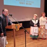asystent posła wręcza gratulacje