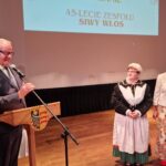 starosta przemawia, na scenie przedstawicielki zespołów