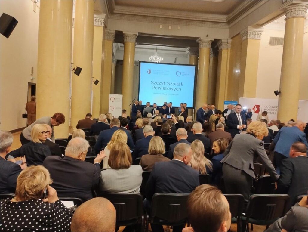 widok na salę w której odbywa się szczyt szpitali powiatowych