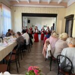widok na salę z seniorami