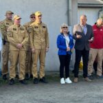 wspólne zdjęcie gości i służb