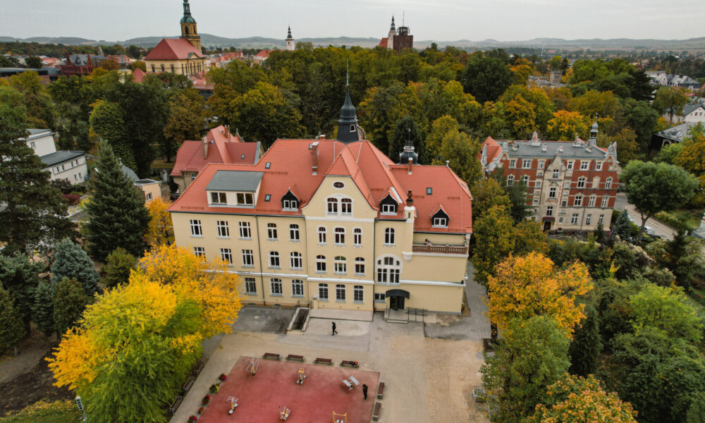 budynek szkoły z tyłu