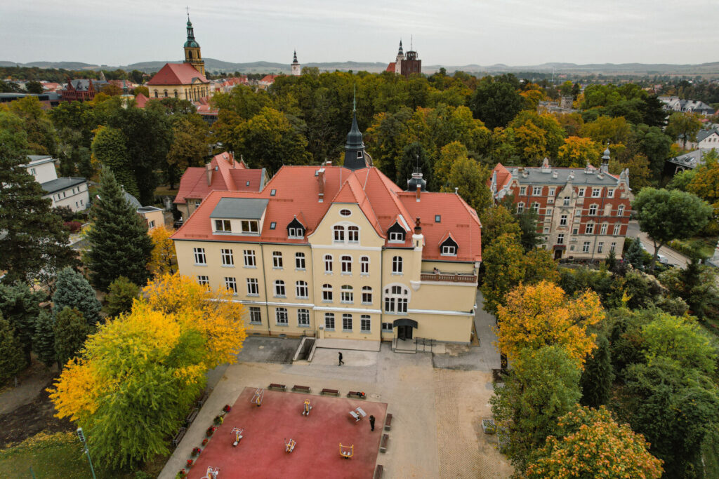 budynek szkoły z tyłu