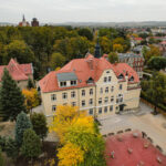 budynek szkoły z tyłu