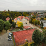 budynek szkoły z tyłu, ujęcie z oddali