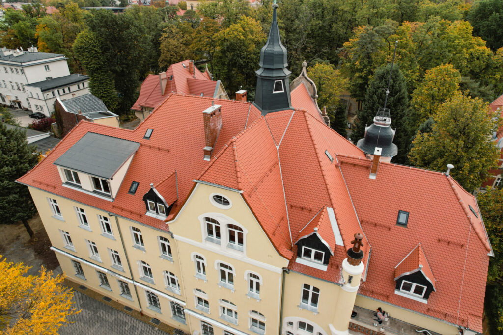 elewacja szkoły ujęcie od dachu