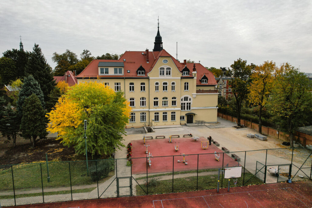 szkoła widok na boisko i budynek z tyłu
